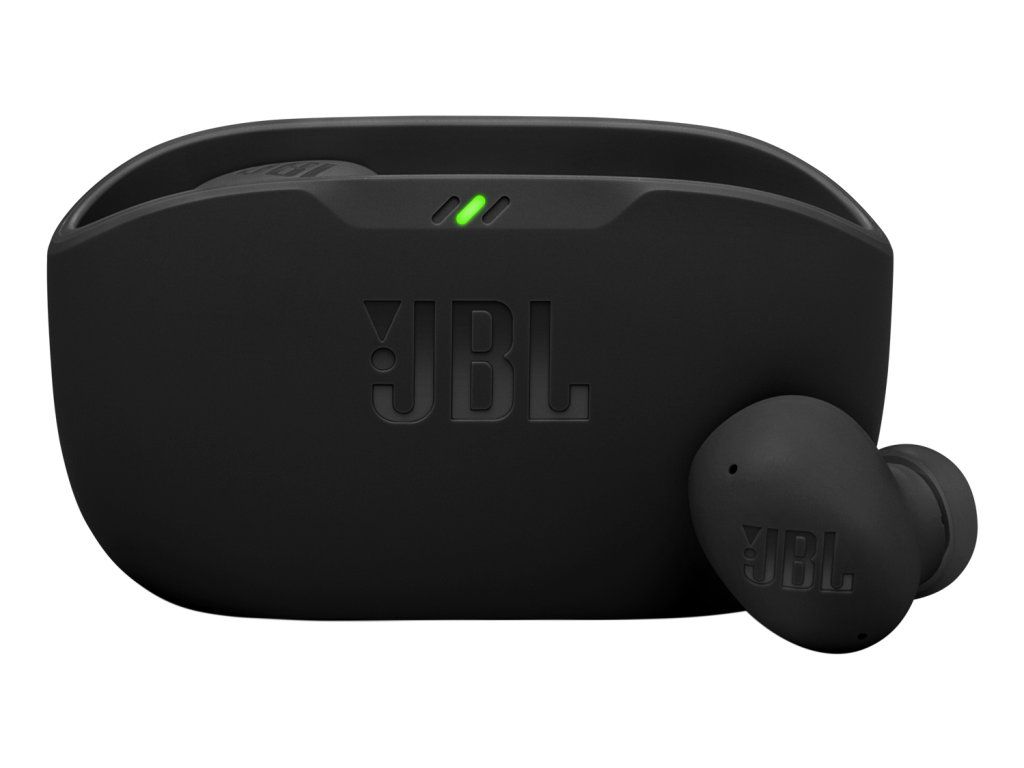 Detail čierneho slúchadla JBL Wave Buds 2 vedľa nabíjacieho puzdra